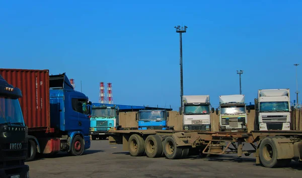 Auto Parkeren Trucks Open Lucht Wachten Voor Het Laden — Stockfoto