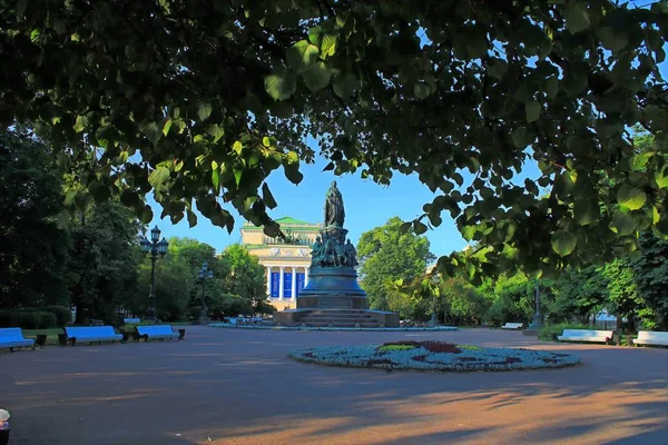 View Monument Green Foliage Trees Park — Stock Photo, Image