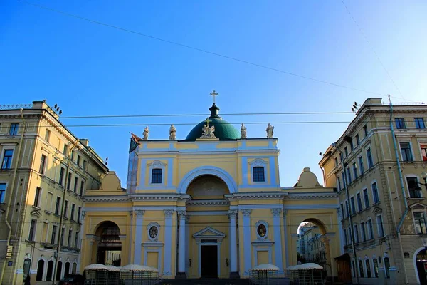 Ιστορικό Κτήριο Κατά Του Γαλάζιου Ουρανού Στην Αγία Πετρούπολη — Φωτογραφία Αρχείου