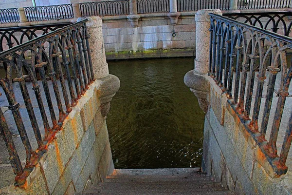 Descenso Agua Por Escaleras Desde Terraplén Con Barandillas Oxidadas —  Fotos de Stock