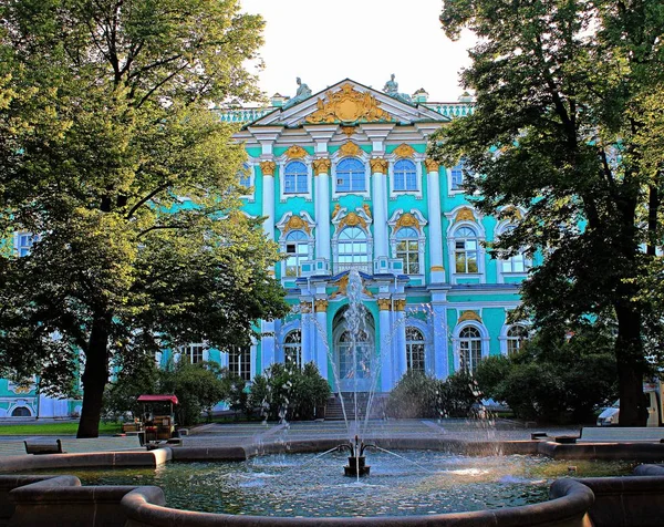Petersburg Tarihi Bir Binanın Arka Planda Çeşme — Stok fotoğraf