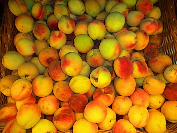 Свежие Спелые Персики Нового Урожая Корзине — стоковое фото