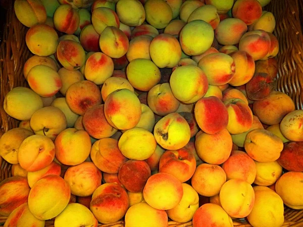 Pêches Fraîches Mûres Nouvelle Récolte Dans Panier — Photo