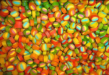 mağazada tezgahta renkli şekerler