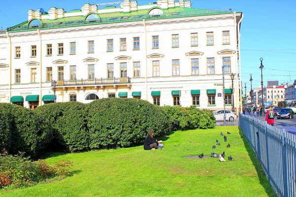 Girl Feeding Pigeons Green Lawn City — Stock Photo, Image