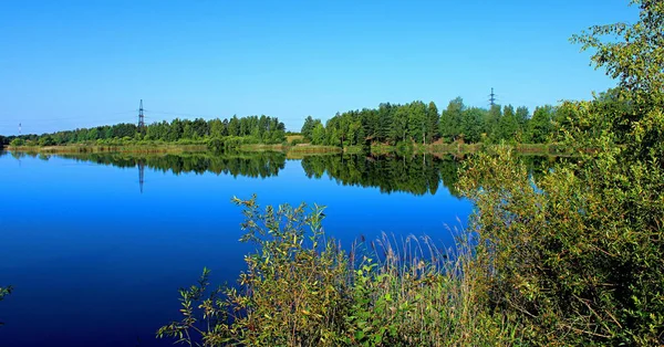 Vue Sur Lac Pittoresque Été Ensoleillé — Photo