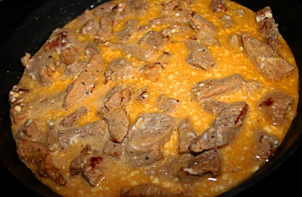 肉与芥末蛋黄酱在平底锅 — 图库照片