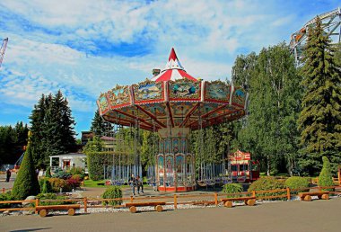 Parkta atlıkarıncaya binen çocuklar