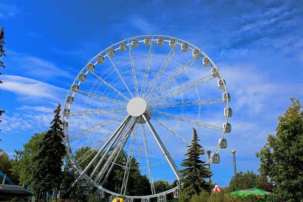 Ferris Wiel Close Tegen Blauwe Lucht — Stockfoto