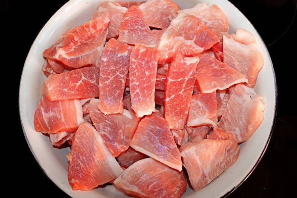 Rohes Frisches Fleisch Stücke Geschnitten Einer Weißen Schüssel — Stockfoto