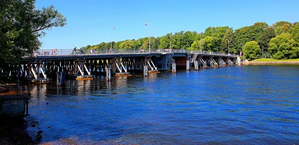 View Shore Pedestrian Bridge River — Stock Photo, Image