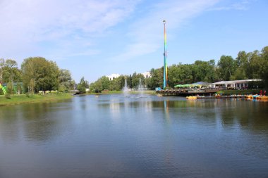Park çeşmeleri ile gölet görünümü
