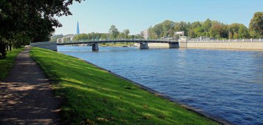 dolgu boyunca köprüye yol