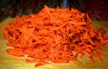 bir doğrama Tahtası üzerinde rendelenmiş çiğ havuç