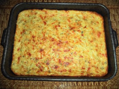 Taze ev yapımı kekler, peynirli kabak güveci ve otlar.