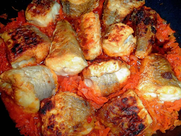 Rebanadas Pescado Frito Con Verduras Tomate — Foto de Stock