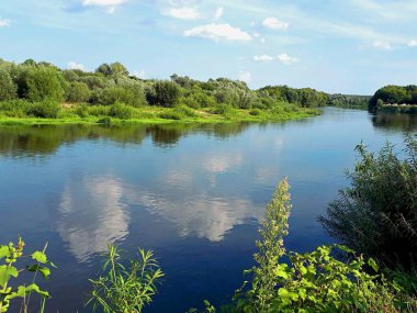 Nehir kıyılarda yeşil bitki örtüsüyle uzaklardan akar.