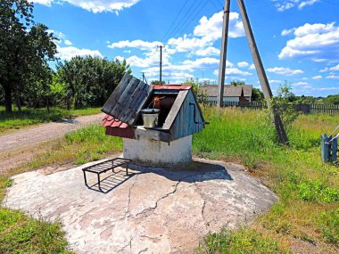 Açık bir kapı ve bağlı bir kovayla.