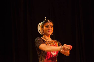 Çok yetenekli bir Odissi, 19 Ekim 2018 'de Hindistan' ın Bengaluru kentindeki Bharatiya Vidhya Bhavan 'da Odissi performansı sergiliyor.