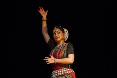 Çok yetenekli bir Odissi, 19 Ekim 2018 'de Hindistan' ın Bengaluru kentindeki Bharatiya Vidhya Bhavan 'da Odissi performansı sergiliyor.