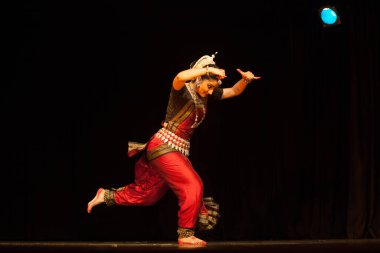 Çok yetenekli bir Odissi, 19 Ekim 2018 'de Hindistan' ın Bengaluru kentindeki Bharatiya Vidhya Bhavan 'da Odissi performansı sergiliyor.