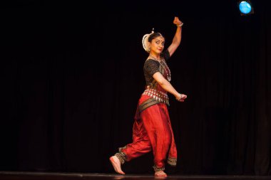 Çok yetenekli bir Odissi, 19 Ekim 2018 'de Hindistan' ın Bengaluru kentindeki Bharatiya Vidhya Bhavan 'da Odissi performansı sergiliyor.