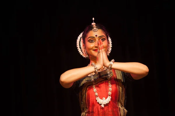 Çok yetenekli bir Odissi, 19 Ekim 2018 'de Hindistan' ın Bengaluru kentindeki Bharatiya Vidhya Bhavan 'da Odissi performansı sergiliyor.