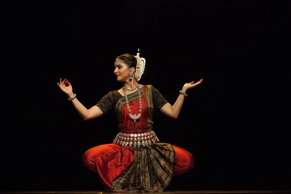 Çok yetenekli bir Odissi, 19 Ekim 2018 'de Hindistan' ın Bengaluru kentindeki Bharatiya Vidhya Bhavan 'da Odissi performansı sergiliyor.