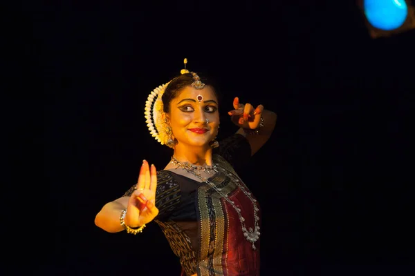 Çok yetenekli bir Odissi, 19 Ekim 2018 'de Hindistan' ın Bengaluru kentindeki Bharatiya Vidhya Bhavan 'da Odissi performansı sergiliyor.