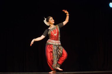 Çok yetenekli bir Odissi, 19 Ekim 2018 'de Hindistan' ın Bengaluru kentindeki Bharatiya Vidhya Bhavan 'da Odissi performansı sergiliyor.