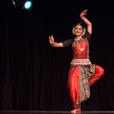 Çok yetenekli bir Odissi, 19 Ekim 2018 'de Hindistan' ın Bengaluru kentindeki Bharatiya Vidhya Bhavan 'da Odissi performansı sergiliyor.