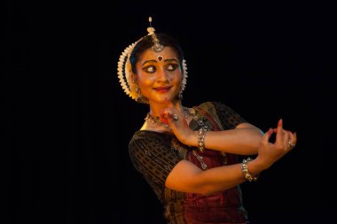 Çok yetenekli bir Odissi, 19 Ekim 2018 'de Hindistan' ın Bengaluru kentindeki Bharatiya Vidhya Bhavan 'da Odissi performansı sergiliyor.