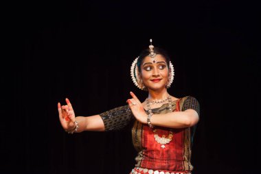 Çok yetenekli bir Odissi, 19 Ekim 2018 'de Hindistan' ın Bengaluru kentindeki Bharatiya Vidhya Bhavan 'da Odissi performansı sergiliyor.