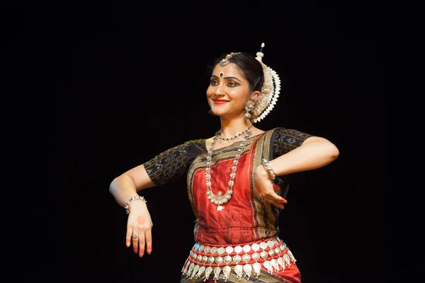 Çok yetenekli bir Odissi, 19 Ekim 2018 'de Hindistan' ın Bengaluru kentindeki Bharatiya Vidhya Bhavan 'da Odissi performansı sergiliyor.