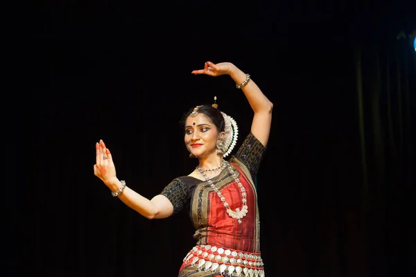 Çok yetenekli bir Odissi, 19 Ekim 2018 'de Hindistan' ın Bengaluru kentindeki Bharatiya Vidhya Bhavan 'da Odissi performansı sergiliyor.