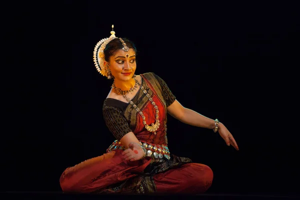 Çok yetenekli bir Odissi, 19 Ekim 2018 'de Hindistan' ın Bengaluru kentindeki Bharatiya Vidhya Bhavan 'da Odissi performansı sergiliyor.