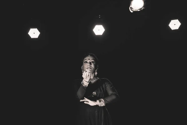 Kıdemli Kathak sanatçısı, 29 Mart 2018 'de Hindistan' ın Bengaluru kentindeki Sevasadan Hall 'da düzenlenen' Kathak Resital Etkinliği 'nde sahne aldı.