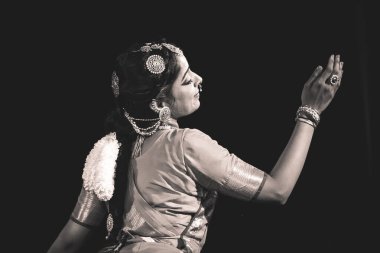 Genç bir bharatnatyam dansçısı 30 Ekim 2019 'da Sevasadan Hall, Bengaluru' da sahne alır..