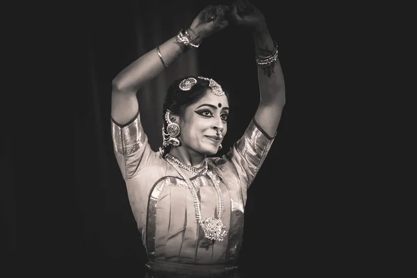 Genç bir bharatnatyam dansçısı 30 Ekim 2019 'da Sevasadan Hall, Bengaluru' da sahne alır..