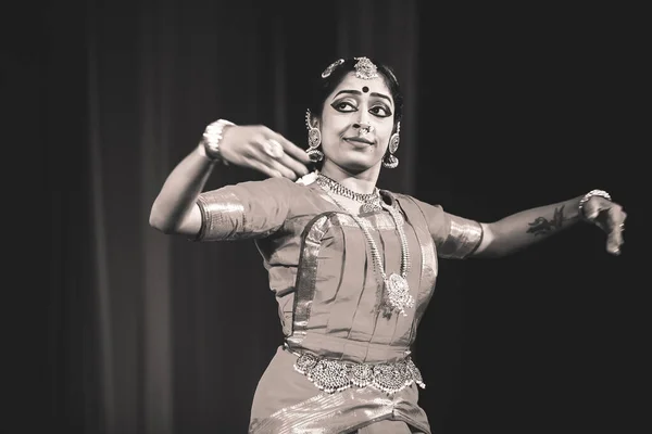 Genç bir bharatnatyam dansçısı 30 Ekim 2019 'da Sevasadan Hall, Bengaluru' da sahne alır..