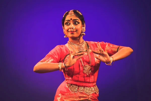 Genç bir bharatnatyam dansçısı 30 Ekim 2019 'da Sevasadan Hall, Bengaluru' da sahne alır..