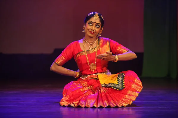 Genç bir bharatnatyam dansçısı 30 Ekim 2019 'da Sevasadan Hall, Bengaluru' da sahne alır..