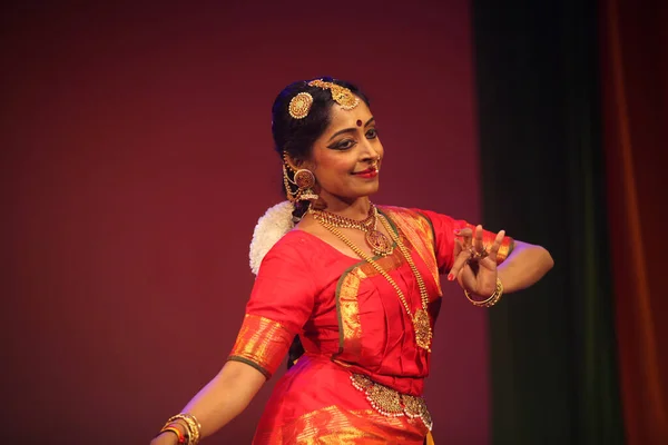 Una Joven Bailarina Bharatnatyam Actúa Octubre 2019 Sala Sevasadan Bengaluru — Foto de Stock