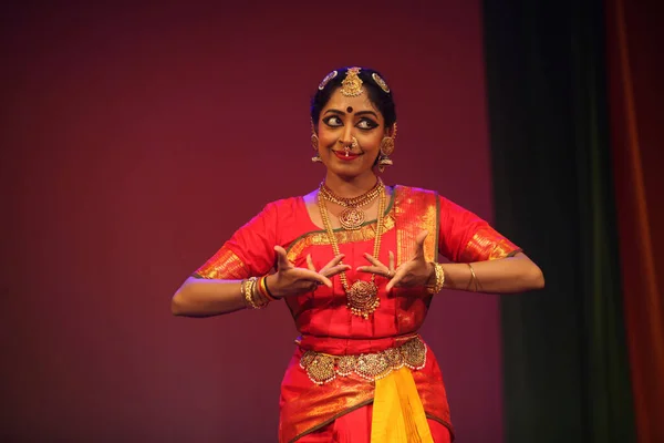 Una Joven Bailarina Bharatnatyam Actúa Octubre 2019 Sala Sevasadan Bengaluru — Foto de Stock