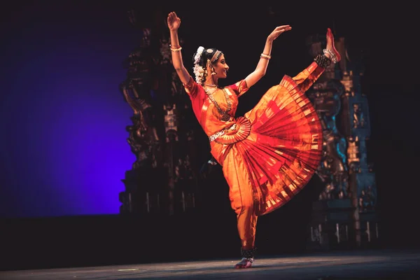 11 Ocak 2020 'de Chowdiah Hall, Bengaluru' da düzenlenen 'Drishti Festivali' nde bharatnatyam dansçısı.