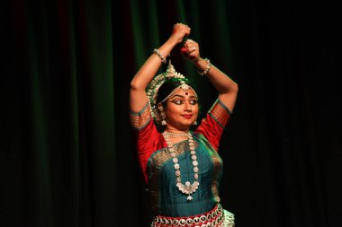 Kadın bir Odissi dansçısı 27 Ekim 2019 'da Shukra Hall, Bengaluru' da sahne alır.