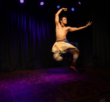 Erkek bir bharatnatyam dansçısı 27 Ekim 2019 'da Shukra Hall, Bengaluru' da sahne alır.