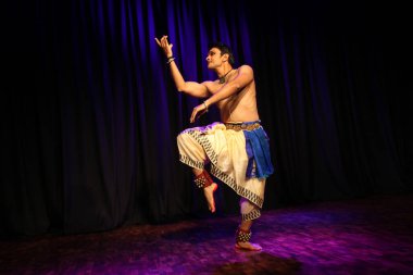 Erkek bir bharatnatyam dansçısı 27 Ekim 2019 'da Shukra Hall, Bengaluru' da sahne alır.