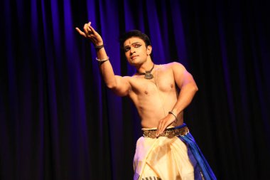 Erkek bir bharatnatyam dansçısı 27 Ekim 2019 'da Shukra Hall, Bengaluru' da sahne alır.