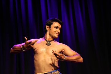 Erkek bir bharatnatyam dansçısı 27 Ekim 2019 'da Shukra Hall, Bengaluru' da sahne alır.